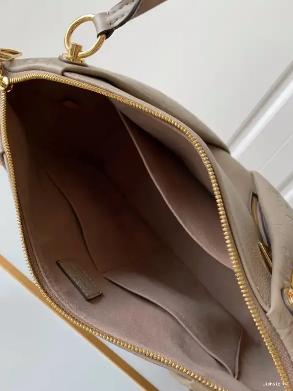 WIS VUITTON V MM TOTE LOUIS 0617